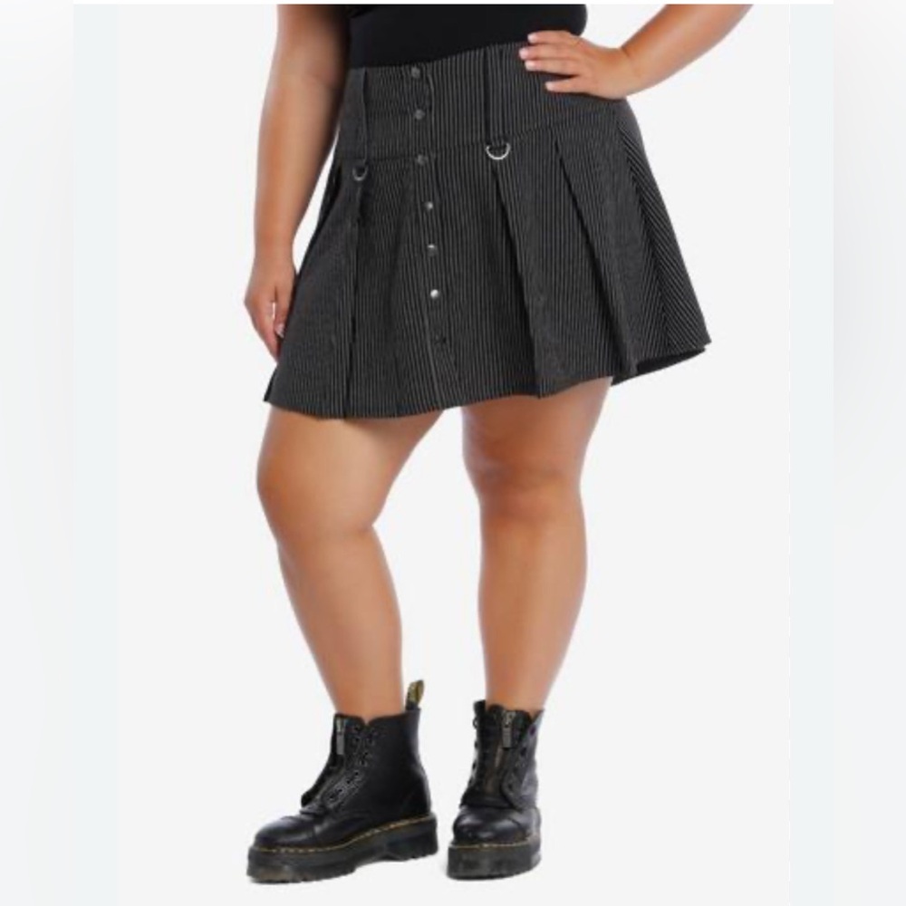 GG73 black skirt w/ white stripes and metal hoops in front hot topic large